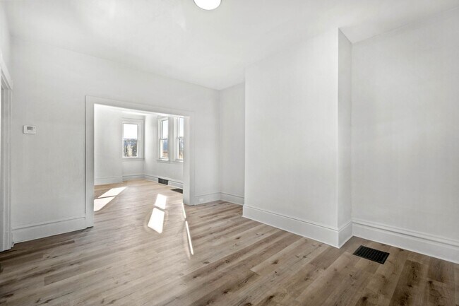 Building Photo - Stunning 3 bedroom home in Carrick available August 1!