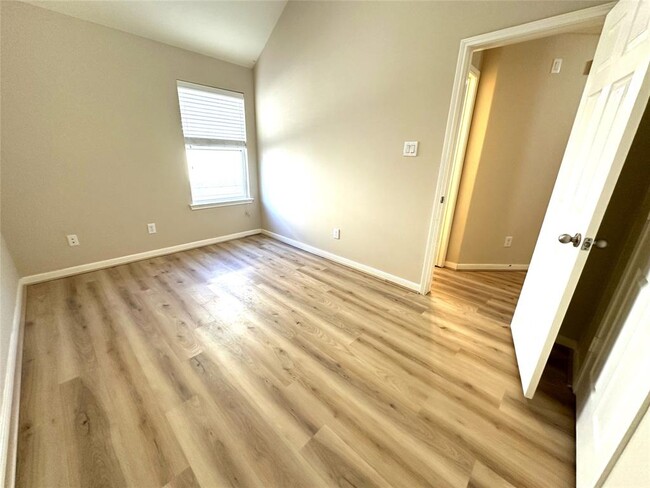 Building Photo - 6111 Summerfield Glade Ln