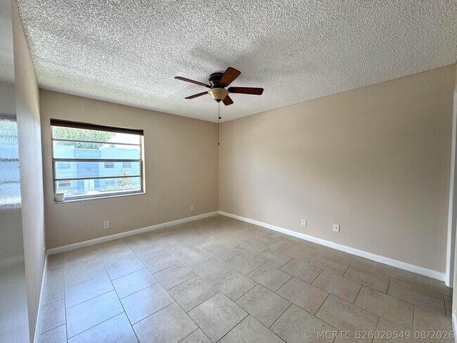 Building Photo - 900 Normandy Ln