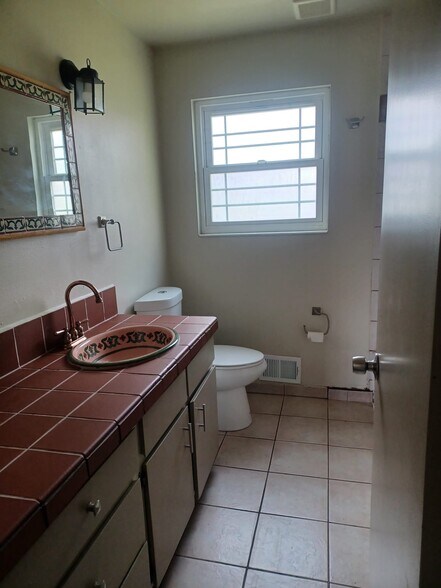 Building Photo - 705 Canyon View Drive