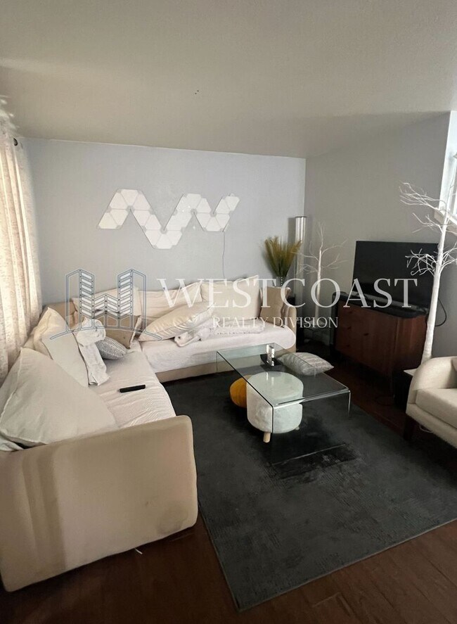 Building Photo - Charming 3-Bedroom Home with Spacious Back...