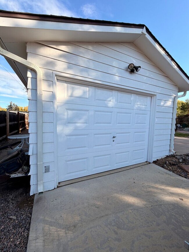 Building Photo - Lovely 5-bedroom, 2¾-bath home located in the heart of Old Town Firestone!