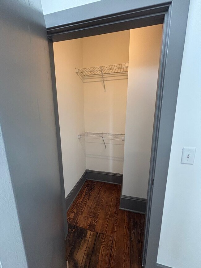 Building Photo - 300 E Grace St. Apt. 201