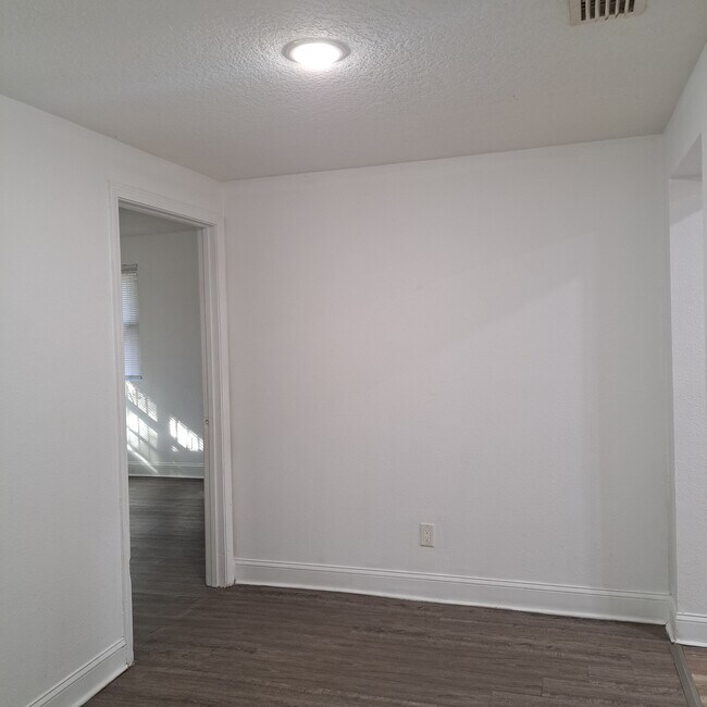 Building Photo - 1416 W 13th St