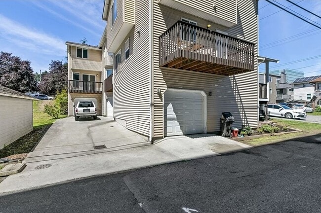 Building Photo - Broadway Area 3Bd/3.5Ba Townhouse!