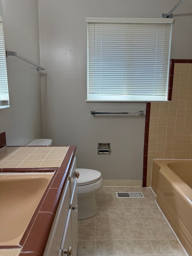 Building Photo - Spacious Waverly Park Home