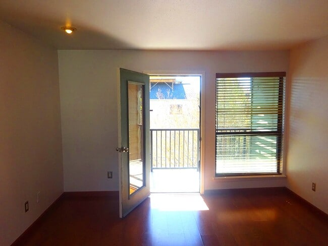 Building Photo - For Lease | 1 Bed, 1 Bath | 650 Sq Ft | Stratford on Baldwin Condo |