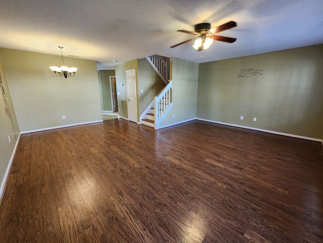 Building Photo - 2 Bedroom Townhome in Huntington Ridge