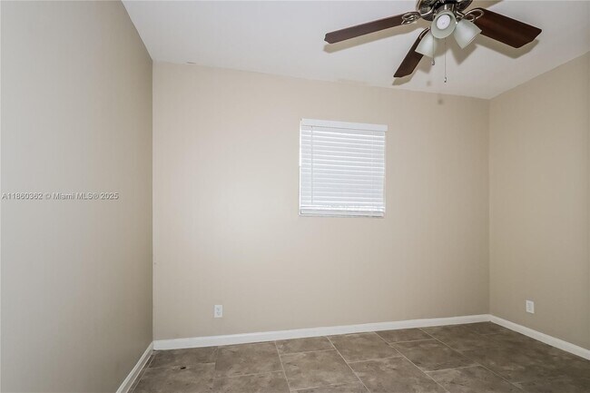 Building Photo - 1116 S 14th Ct