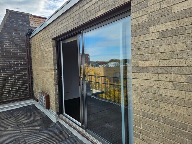 Building Photo - 2250 N Lincoln Ave