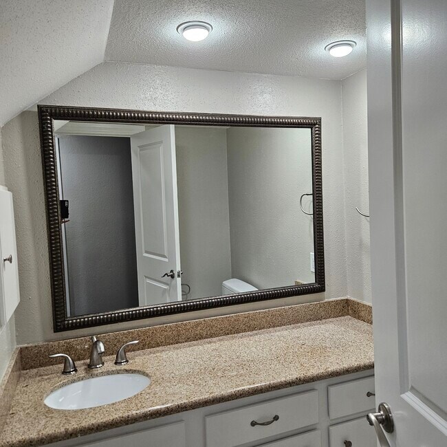 Building Photo - 712 Augusta Dr