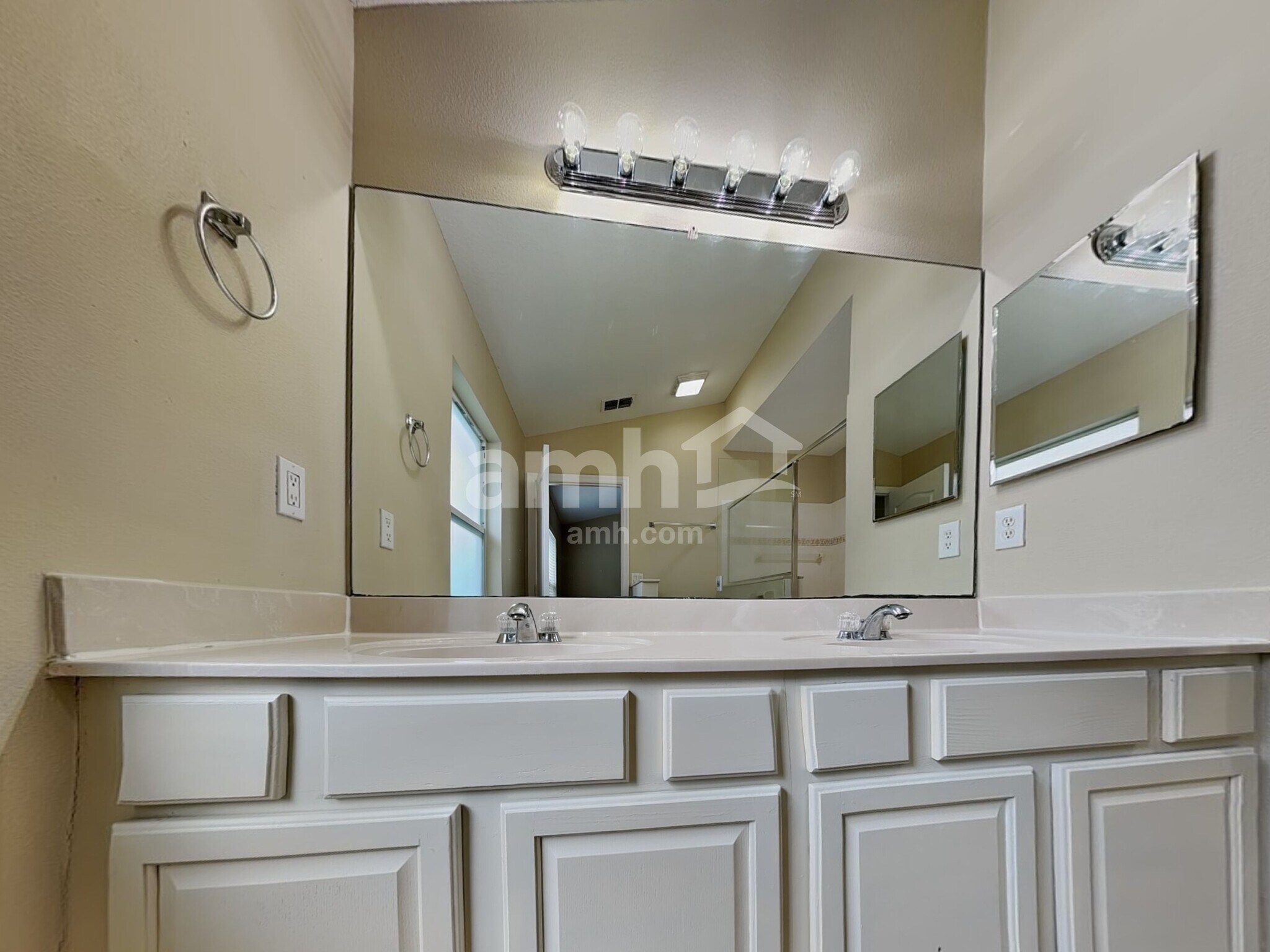 Building Photo - 2600 Deck Ave