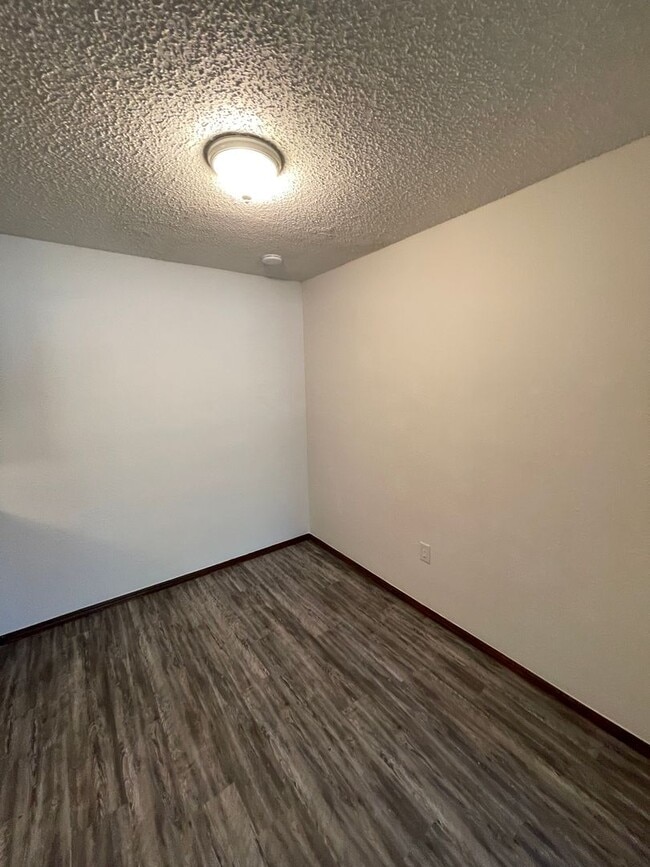 Building Photo - 2 bed 1 bath duplex tastefully updated in a great location in the heart of Blanchard! Plenty of p...