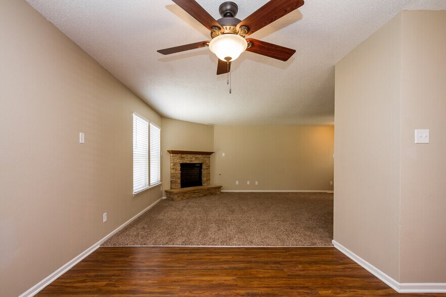 Building Photo - 2041 Dutch Elm Dr
