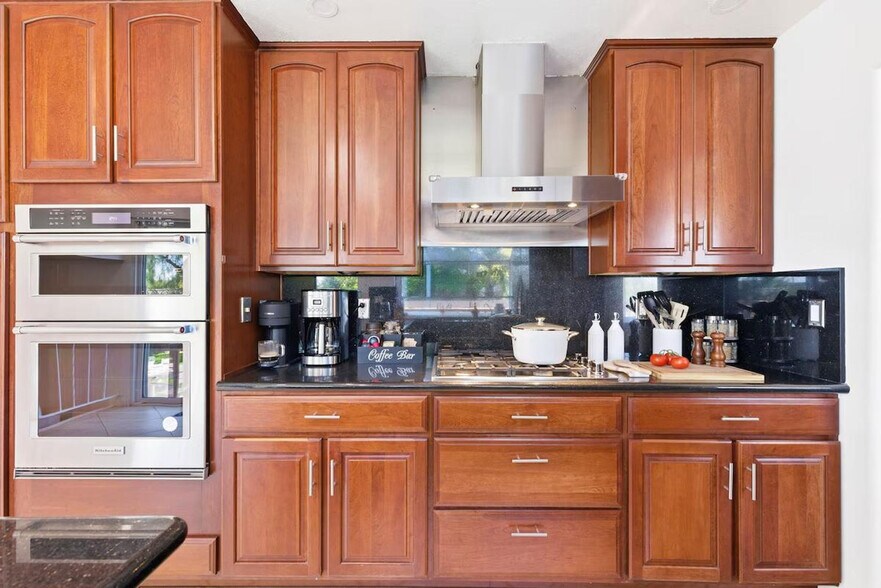 Building Photo - 14261 Mango Dr