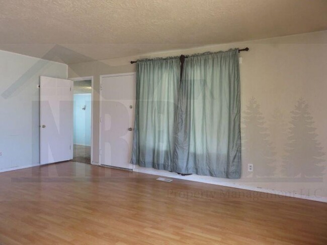 Building Photo - Beautiful Updated 3 Bedroom Rambler in Uni...