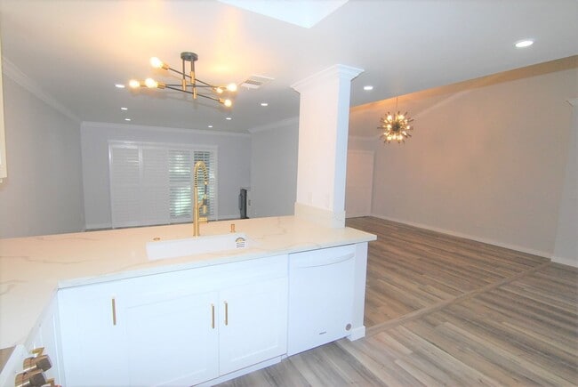 Building Photo - Stunning Fully Remodeled Condo in Costa Mesa