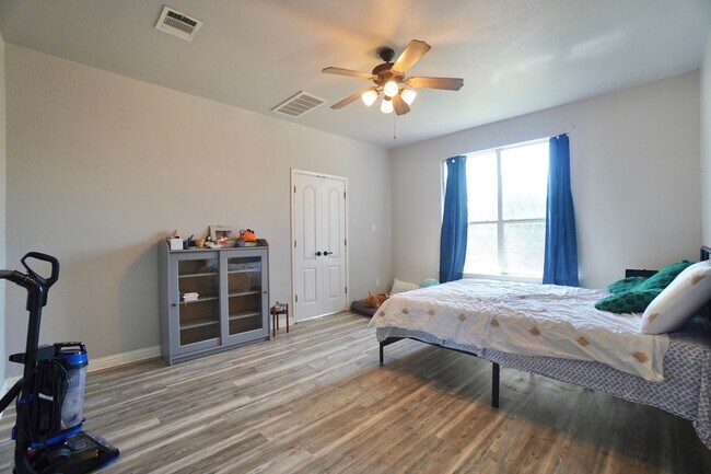Building Photo - 18621 Dry Pond Dr