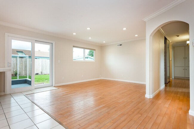 Building Photo - Traditional Single Family with Spacious Yard!