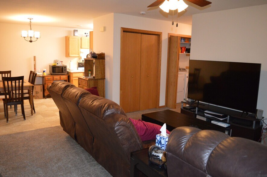 Building Photo - 207 School Rd