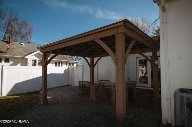 Building Photo - 295 Roosevelt Ave