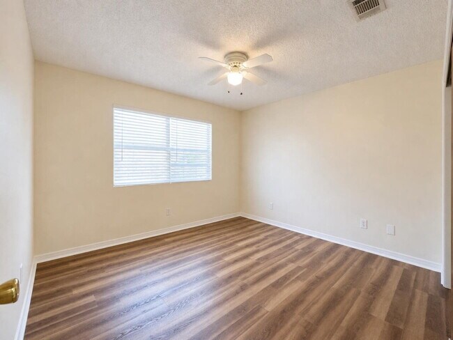 Building Photo - "Charming 2-Bedroom Townhouse with 2 Full Baths on Wellington Road!"