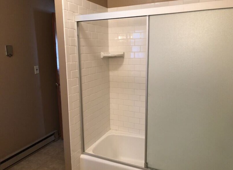 Bath/Shower - 1005 W. Davis St.