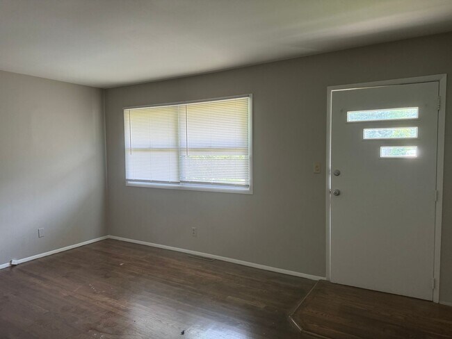 Building Photo - Updated 3 Bedroom 1 Bath Single Family Hom...