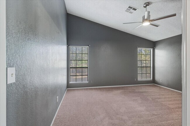 Building Photo - 4909 Fiesta Lakes St