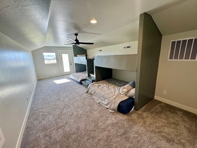 Building Photo - Beautiful Modern 5 Bedroom Furnished Home!!