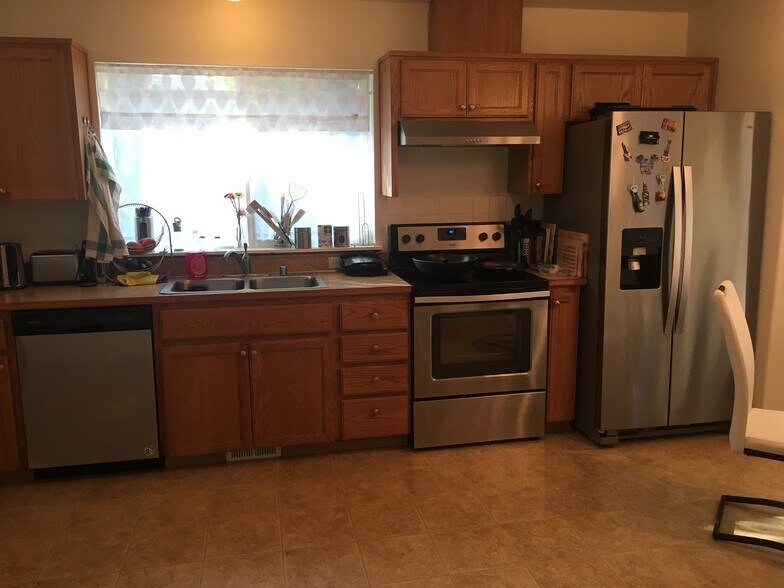 Building Photo - 8400 49th Loop SE