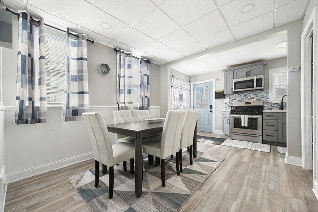 Building Photo - 444 Oneida St