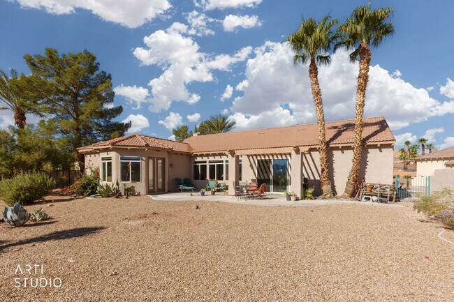 Building Photo - Beautiful home located in the gated commun...