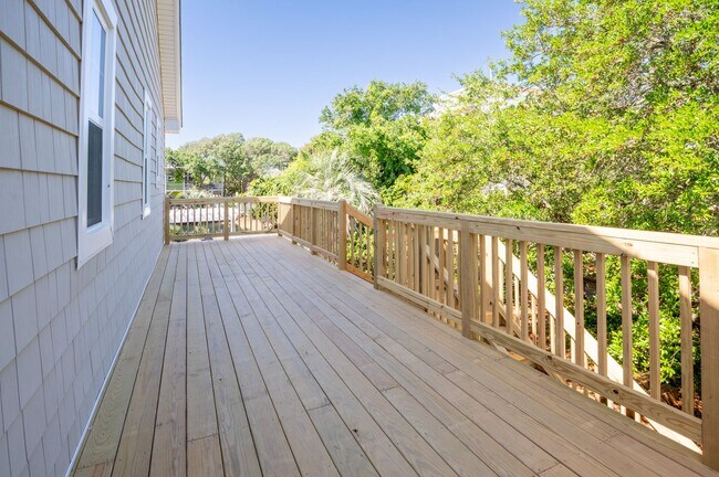 Building Photo - PERFECT OFF-SEASON BEACH GETAWAY