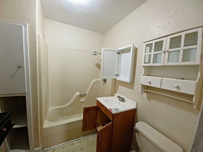 Building Photo - Cute 2 bedroom, 1 bathroom home on Southeast side