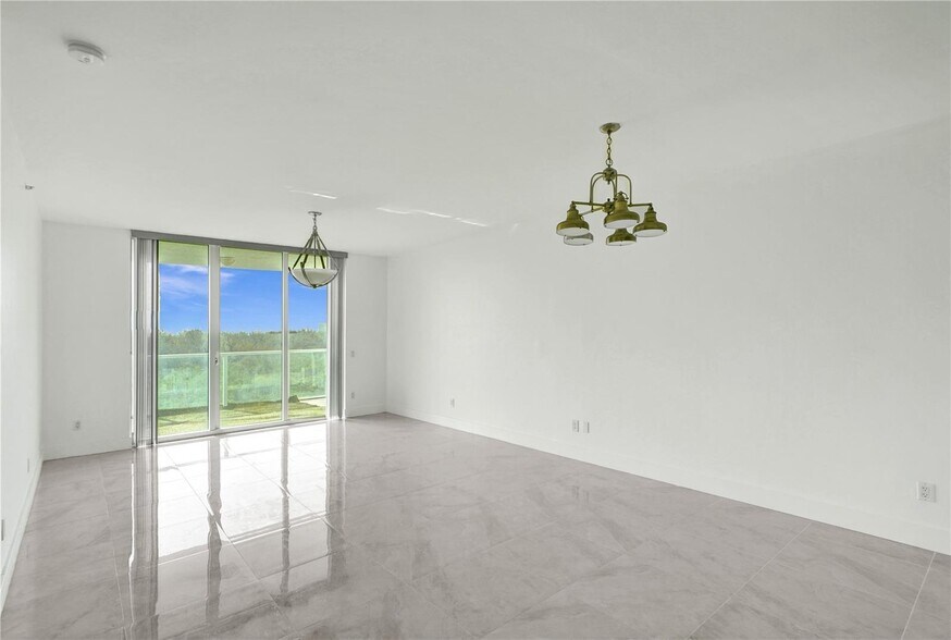 Building Photo - 14951 Royal Oaks Ln