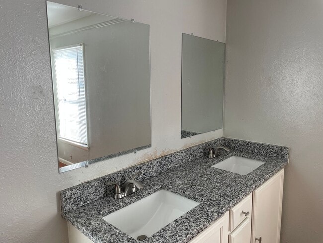 Building Photo - Move in SPECIAL! $995/month