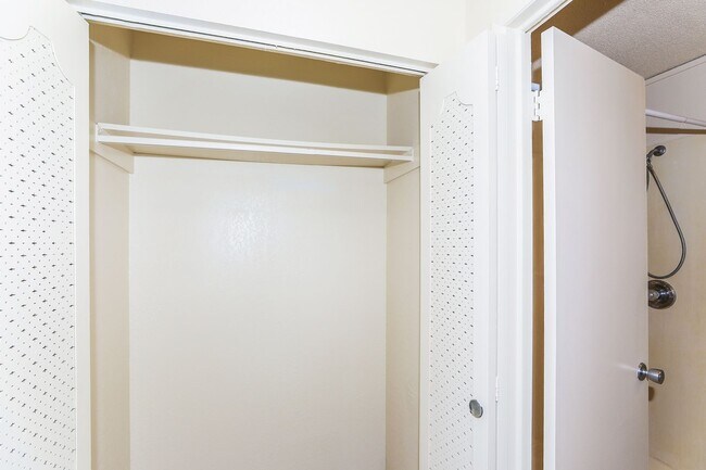 Building Photo - Ridgeway - Renovated two story, 2 bedroom, 1 bath with 1 uncovered parking stall