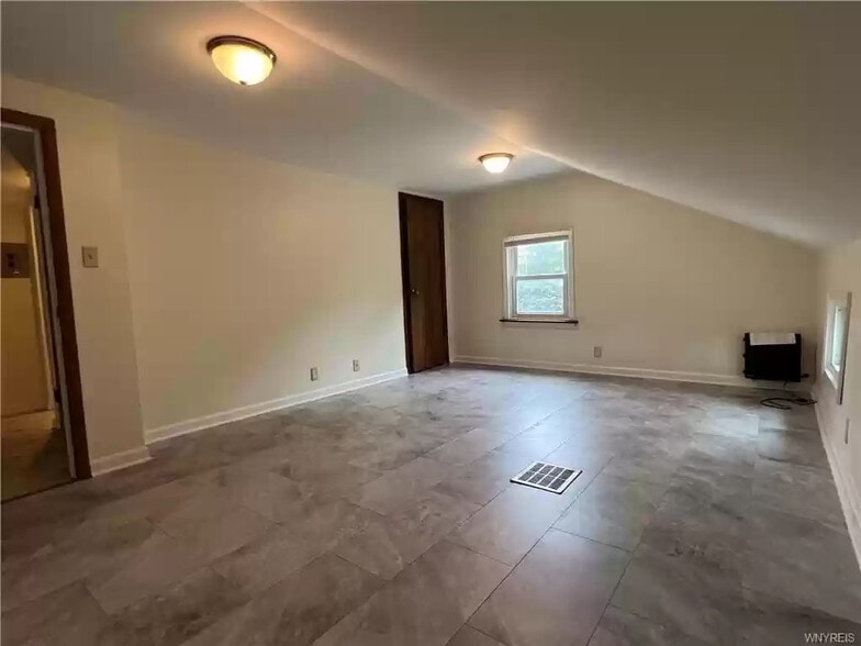 Large Bedroom with walk in closet - 4056 Park Ave