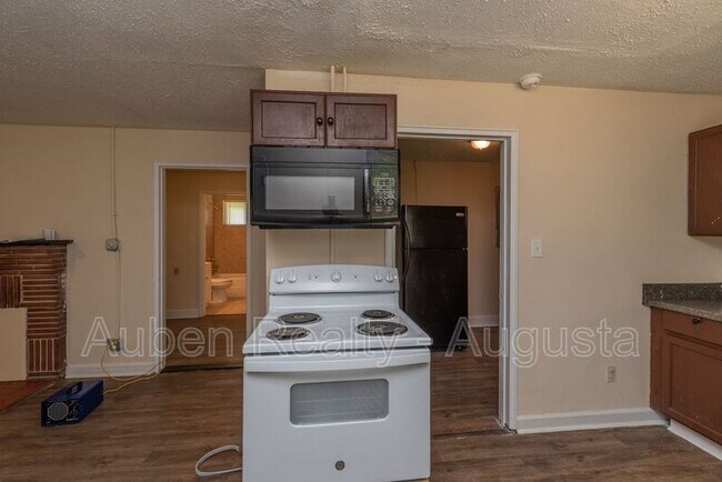 Building Photo - 2202 Roosevelt Dr