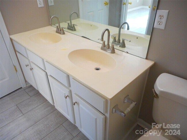 Building Photo - 3152 Mannington Dr