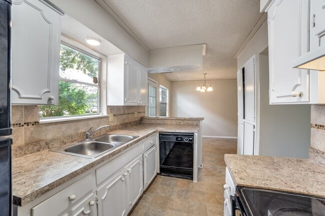 Building Photo - Charming 2-bedroom, 1.5 bath townhome in t...