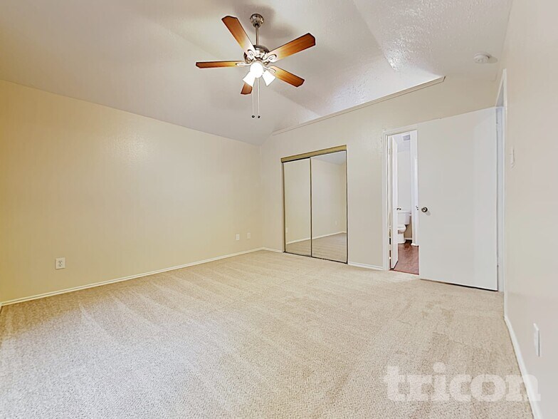 Building Photo - 1934 Creston Dr