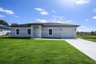 Building Photo - 538 Cypress Ave S