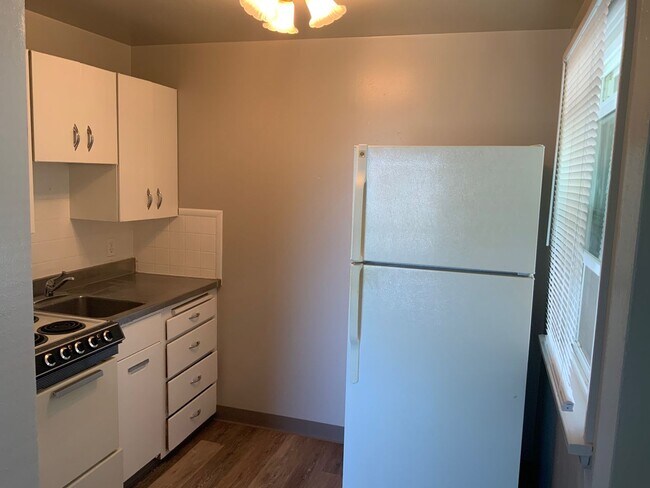Building Photo - Charming 1-Bedroom Apartment for Rent on Spokane's Lower South Hill - Upstairs Unit with Downtown...