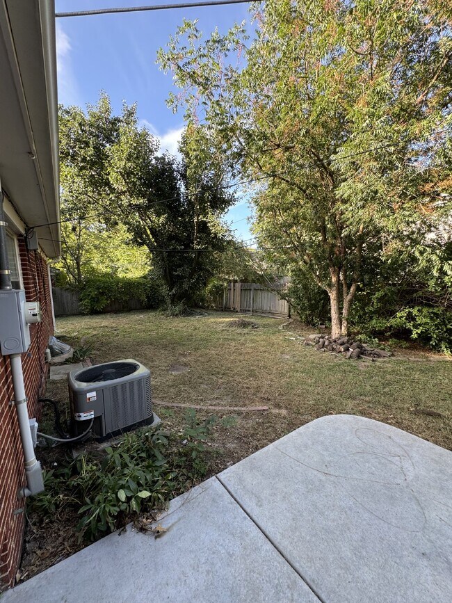 Building Photo - 3 bedroom, 1 bathroom house with partially...