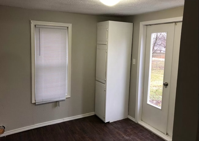 Building Photo - 3 Bedroom | 1 Bathroom Home | w/car port in drive | PET FRIENDLY