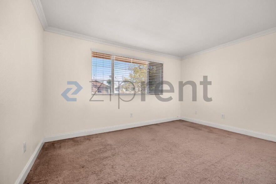 Building Photo - Unit