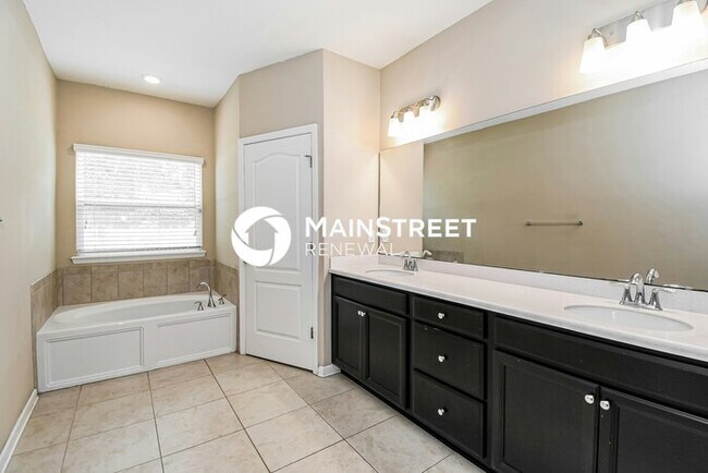 Building Photo - 4 Bedroom Pet-Friendly Home in Jacksonville, FL with Main Street Renewal