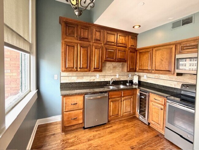 Building Photo - Main Street10N#902